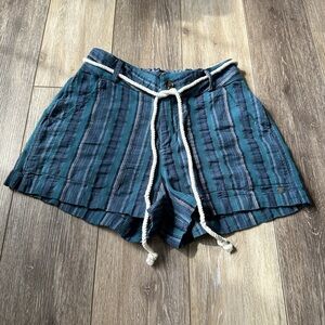 🔥 Roxy 2 inches shorts with belt Size XS blue and white.